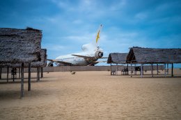 Aéroport-de-Cotonou;-Afrique-de-lOuest;-Avion-abandonné;-Barakah;-Bénin;-Café-de-plage;-Carcasse-davion;-Cotonou;-Épave;-Golfe-de-Guinée;-Kaleidos;-Kaleidos-images;-La-parole-à-limage;-Lockheed-L-1011;-Maquis;-Paillote;-Plage;-Plage-de-Cadjéhoun;-Route-des-pêches;-Tarek-Charara;-Toit-de-chaume;-TriStar